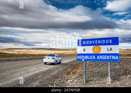 Cartello di benvenuto sulla strada sterrata all'incrocio di confine in Patagonia tra Cerro Castillo, Cile, e Cancha Carrera, Argentina Foto Stock