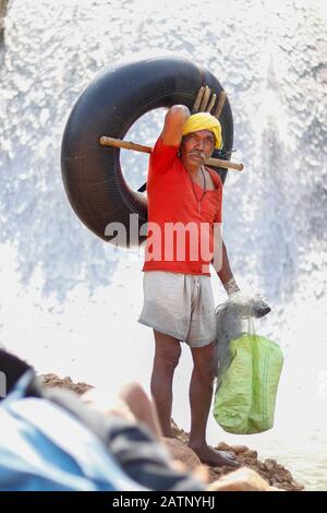 Halon Dam India Feb 02. 2020 : Ritratto di un pescatore rurale che tiene un tubo pneumatico. Foto Stock