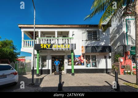 Philipsburg, St. Maarten, Antille Olandesi - 17 dicembre 2018: Vista della strada di Philipsburg in giornata con auto parcheggiata vicino al negozio turistico di Sint Maarte Foto Stock