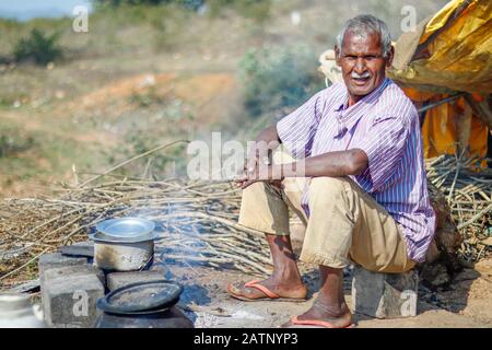 Halon Dam India Feb 02. 2020 : nelle zone rurali dell'India, il vecchio uomo che vive in una capanna cuoce in una stufa di cemento. Foto Stock