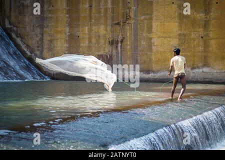 Halon Dam India Feb 02. 2020 : pescatori rurali che gettano la rete nel pomeriggio a Halon Dam. Foto Stock