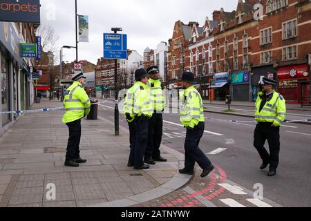 3 febbraio 2020, Londra, Regno Unito: Ufficiali di polizia su Streatham High Road, dove 20 anni, Sudesh Amman è stato ucciso dalla polizia dopo aver pugnalato la gente domenica 2 febbraio. Sudesh Amman è stato rilasciato la settimana scorsa dopo aver servito la metà della sua condanna di tre anni e quattro mesi per reati di terrore ed è stato sotto sorveglianza di polizia al momento dell'attacco su Streatham High Road. La polizia metropolitana ha dichiarato l'incidente come un terrorista collegato. (Credit Image: © Dinendra Haria/SOPA Images via ZUMA Wire) Foto Stock