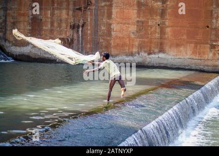 Halon Dam India Feb 02. 2020 : pescatori rurali che gettano la rete nel pomeriggio a Halon Dam. Foto Stock