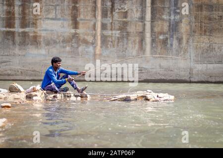 Halon Dam India Feb 02. 2020 : pesca dei pescatori piacevole a Halon Dam. Foto Stock