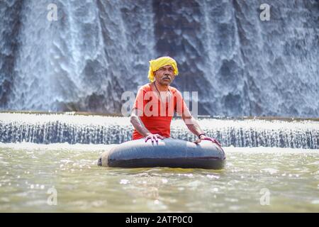 Halon Dam India Feb 02. 2020 : pescatore rurale godere seduto in pneumatico tubo a Halon Dam. Foto Stock