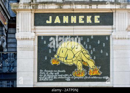 Mosaico di una tartaruga su una colonna all'ingresso dello zoo di Anversa, Belgio Foto Stock