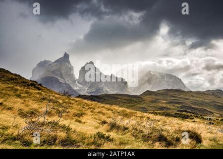 Cuernos Del Paine, Monte Almirante Nieto, Parco Nazionale Torres Del Paine, Patagonia, Cile Foto Stock