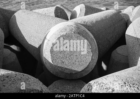 Blocchi d'acqua grigi per calcestruzzo. Texture foto sfondo, bianco e nero Foto Stock