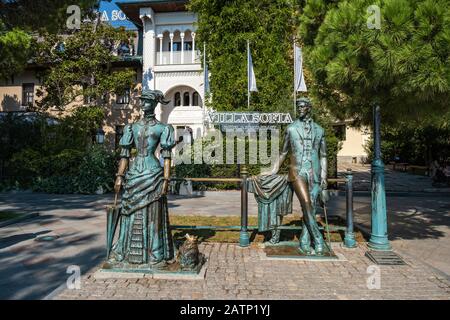 Composizione scultorea dedicata al gioco di Anton Chekhov a Lady with a Dog a Yalta, Crimea. Foto Stock