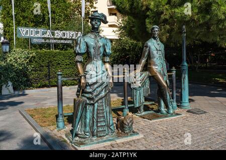 Composizione scultorea dedicata al gioco di Anton Chekhov a Lady with a Dog a Yalta, Crimea. Foto Stock