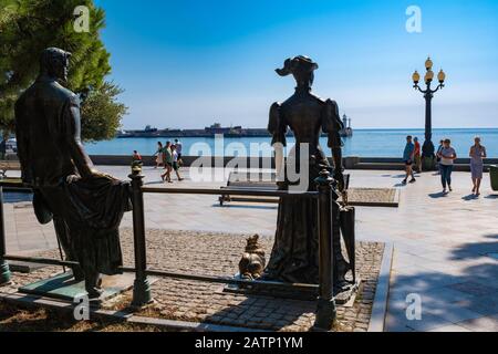 Yalta, Crimea - 09/03/2019: Una composizione scultorea dedicata al gioco di Anton Chekhov A Lady with a Dog a Yalta, Crimea. Foto Stock