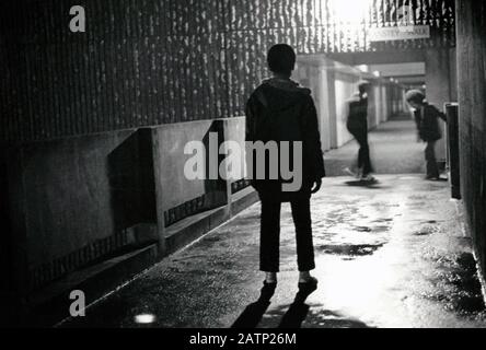 Giovani sul passaggio pedonale nel settore immobiliare, Nottingham UK 1979 Foto Stock