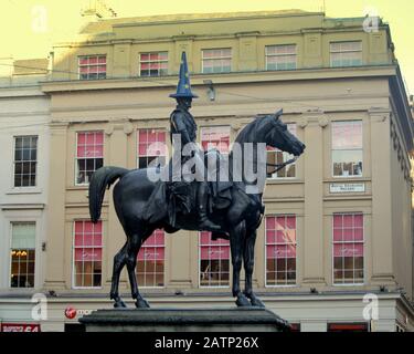 Glasgow, Scozia, Regno Unito, 4th febbraio, 2020 l'icona uomo a testa conica della città è ancora nell'Unione europea, come la statua del Duca di Wellington fuori dal museo di arte moderna o GOMA come la sua nota continua a godere la sua testa europea molto dopo la brexit wellington e Waterloo venire in mente. Copywrite Gerard Ferry/ Alamy Live News Foto Stock