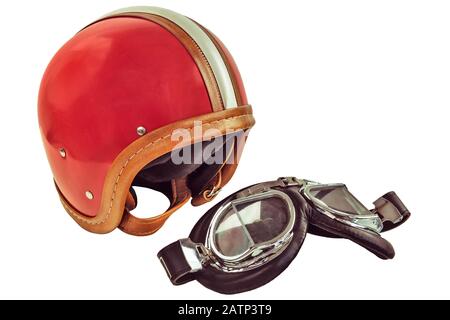 Immagine in stile retrò di un vecchio casco a motore con occhiali isolati su uno sfondo bianco Foto Stock