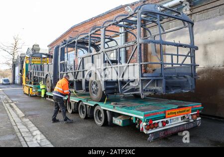 04 febbraio 2020, Sassonia, Chemnitz: I dipendenti di una società di spedizione merci e Chemnitzer Verkehrs AG (CVAG) caricano lo scheletro di uno storico autobus Ikarus della serie 180 su un carro attrezzi a pianale per il trasporto in una carrozzeria. Il modello del costruttore ungherese di veicoli ha guidato in gran numero attraverso Chemnitz nel 1960s e 1970s e ha modellato il paesaggio urbano. Nessuno di questi veicoli è stato conservato. Sei anni fa, CVAG ha acquistato questo quadro di base a Berlino. Con le donazioni raccolte, la ricostruzione della carrozzeria a Güstrow è ora da realizzare. Secondo il tram Muse di Chemnitz Foto Stock