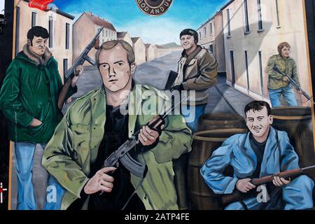 Wandbild/ murale, das an den Buergerkrieg erinnert und eine Miliz mit dem Namen "UVF, Ulster volontari" ehrt, im protestantischen Teil Belfasts, gambo Foto Stock