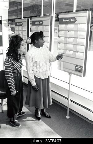 Adolescenti nel centro di lavoro Nottingham UK 1989 Foto Stock