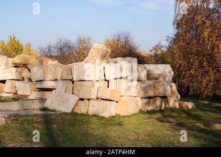 Blocchi di calcestruzzo ad un luogo di costruzione vicino Foto Stock