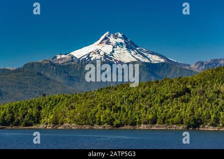 Volcan Maca, Islas Huichas coperto con foresta pluviale temperata Valdivian, vicino Puerto Aguirre, Patagonia, Cile Foto Stock