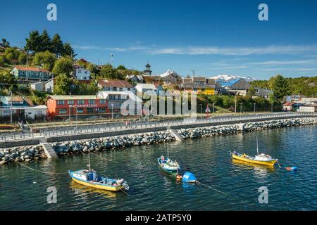 Barche a molo di Puerto Aguirre visto da un traghetto, a Isla Las Huichas, arcipelago di Islas Huichas, regione di Aysen, Patagonia, Cile Foto Stock