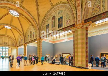 Amsterdam, PAESI BASSI - 12 MARZO 2015: Vista presso la hall del Rijksmuseum olandese con famosi dipinti di Vermeer, Rembrandt e altri medievali Foto Stock