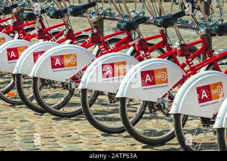 Anversa, BELGIO - 23 aprile 2015: Noleggio biciclette per trasporto pubblico ad Anversa, Belgio Foto Stock