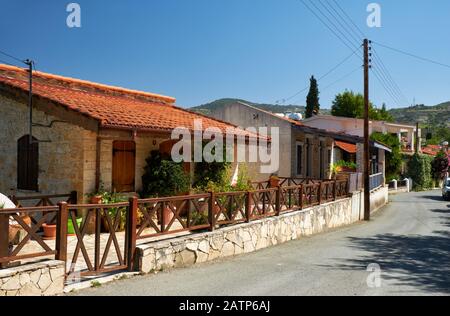 La strada tranquilla di Laneia - un villaggio ai piedi del Monte Troodos. Cipro . Monte Troodos. Limassol. Cipro Foto Stock