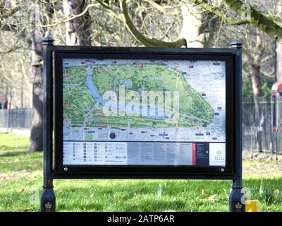 Mappa di Hyde Park e Kensington Gardens all'ingresso di Marble Arch al parco. Foto Stock