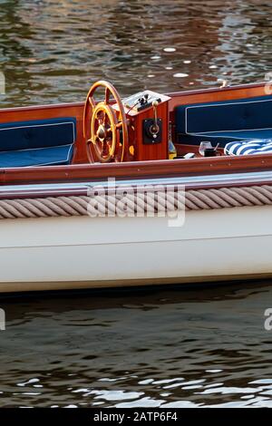 Elegante barca da taglio su un canale olandese in estate Foto Stock