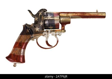 Antico revolver con bandiera americana isolata su sfondo bianco Foto Stock