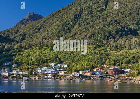 Villaggio di Puerto Gaviota su Canal Puyuhuapi, Valdivian foreste pluviali temperate, a Isla Magdalena, Aysen Regione, Patagonia, Cile Foto Stock