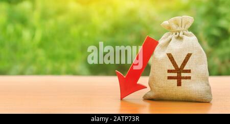 Yen yuan borsa di soldi e freccia rossa in basso. Difficoltà di declino economico. Deprezzamento della moneta nazionale, inflazione, attrattiva degli investimenti. Deposito Foto Stock