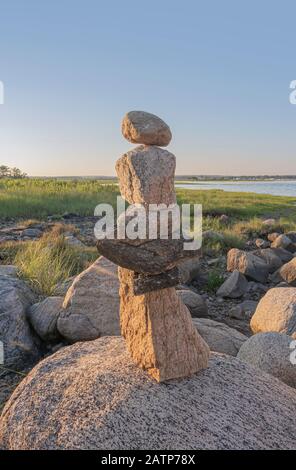 cairn formazione rocciosa sul punto oceano Foto Stock