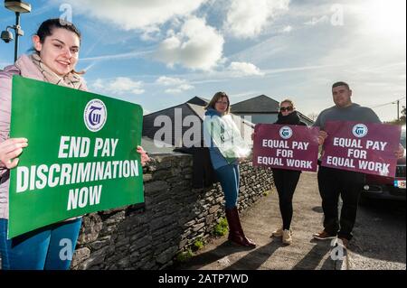 Schull, West Cork, Irlanda. 4th Feb, 2020. Gli insegnanti delle scuole secondarie in tutta l'Irlanda oggi colpiscono per ciò che sostengono è la discriminazione salariale. Un picchetto di insegnanti della TUI è stato al di fuori del Schull Community College questo pomeriggio. Credito: Andy Gibson/Alamy Live News Foto Stock