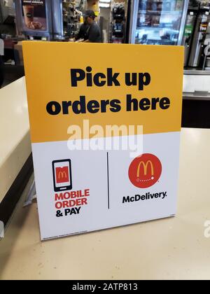 Primo piano dell'area di ritiro degli ordini per il servizio di consegna di cibo McDelivery presso il ristorante McDonald's a San Ramon, California, 21 gennaio 2020. () Foto Stock