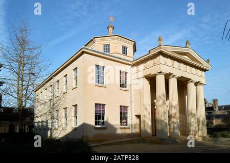 Biblioteca Maitland Robinson al Downing College, università di Cambridge, Inghilterra, in una soleggiata giornata invernale. Foto Stock