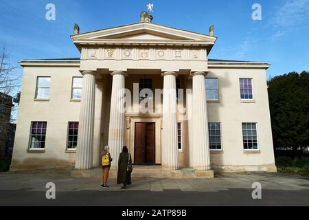 Biblioteca Maitland Robinson al Downing College, università di Cambridge, Inghilterra, in una soleggiata giornata invernale. Foto Stock