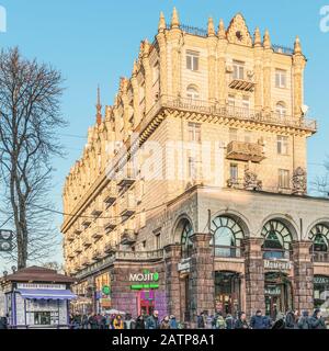 Kiev, Ucraina - 03 gennaio 2020: Passeggiata intorno al centro della città. Un frammento della strada Khreshchatyk. Foto Stock