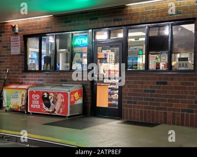 Facciata di una stazione di alimentari Mart, con segni che pubblicizzano vari cibi lavorati, di notte a San Ramon, California, 26 gennaio 2020. () Foto Stock