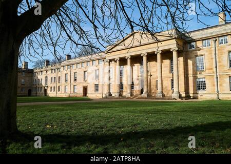 Ingresso alla cappella del Downing College, università di Cambridge, Inghilterra, in una soleggiata giornata invernale. Foto Stock