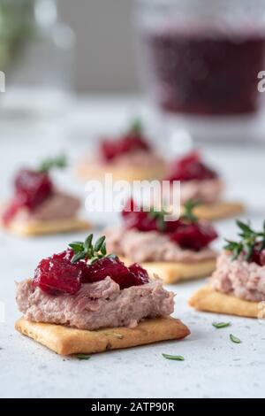 Cracker di Rosmarino con pato e salsa di mirtillo Foto Stock