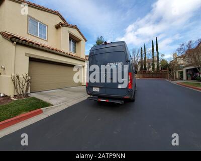 Ampio angolo di Mercedes Benz Truck modificato per servire come Amazon consegna camion con logo che effettua consegne su strada suburbana a San Ramon, California, 27 gennaio 2020. () Foto Stock