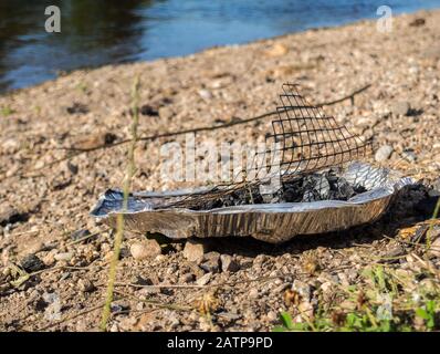 Il barbecue usa e getta si trova Nell'Inquinamento della natura Foto Stock