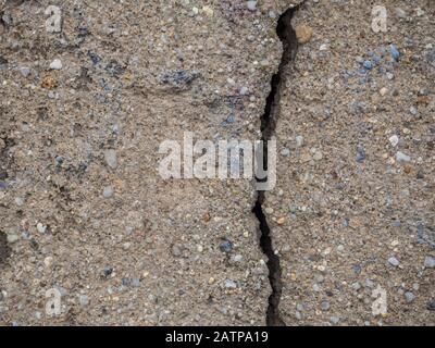 Danni di costruzione in una parete crepe nel calcestruzzo Foto Stock