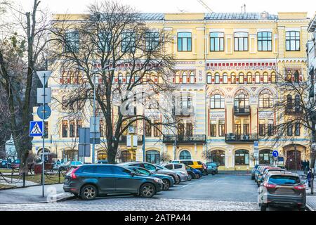 Kiev, Ucraina - 03 gennaio 2020: Passeggiata nel centro di Kiev. Frammento dell'architetto di strada Gorodetsky. Foto Stock