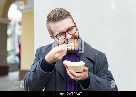 Uomo che tiene un piatto con tradizionale cibo ebreo delizioso falafel fatto di ceci al festival di cibo di strada Foto Stock