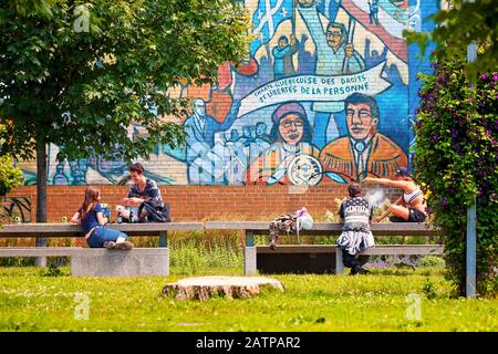 Montreal, Canada - Giugno 2018: Due giovani adolescenti seduti al parco e chiacchierate mentre fumano e bevono a Montreal, Quebec, Canada Foto Stock