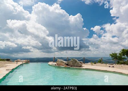 Bellissima piscina sulla cima della montagna. Cartolina dalla Croazia Foto Stock