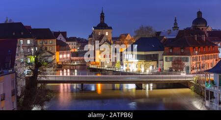 Veduta panoramica aerea del vecchio municipio o Altes Rathaus con ponti sul fiume Regnitz di notte a Bamberg, Baviera, alta Franconia, Germania Foto Stock