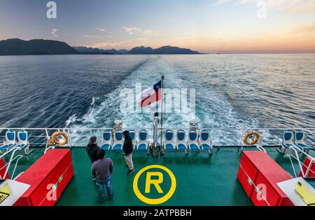 Traghetto di Quelat durante il suo tragitto all'alba a Puerto Raul Marin Balamaceda, regione di Aysen, Patagonia, Cile Foto Stock